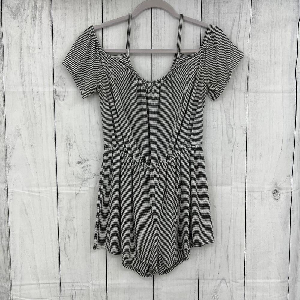 One Clothing LARGE Womens White Gray Striped Short Sleeve Cold Shoulder Jumper